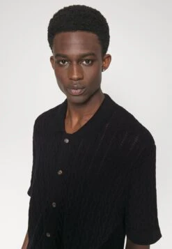 Les Deux Garrett Knitted Shirt - Vest - Black 11 Les Deux Garrett Knitted Shirt - Vest - Black -Herenkleding Winkel 172728820d46405bbb4c7508f6220ee0