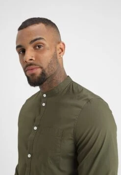 Pier One Muscle Fit Stand- Overhemd - Oliv 11 Pier One Muscle Fit Stand- Overhemd - Oliv -Herenkleding Winkel 259eaf52e4d4427a96fee394df68933f