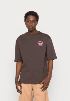 YOURTURN Nostalgia Future Tee Unisex - T-Shirt Print - Brown 9 YOURTURN Nostalgia Future Tee Unisex - T-Shirt Print - Brown -Herenkleding Winkel 36f7e96f8ea14564abd417ba45e7ff27