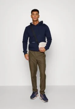 SAMSØE SAMSØE Smithy Trousers - Broek - Stone Gray 8 SAMSØE SAMSØE Smithy Trousers - Broek - Stone Gray -Herenkleding Winkel 40ddd2c49cfe4195ace019f69916c479