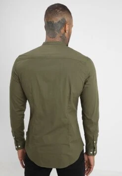 Pier One Muscle Fit Stand- Overhemd - Oliv 9 Pier One Muscle Fit Stand- Overhemd - Oliv -Herenkleding Winkel 6203a98ce2074a57aa2427fe331f99cb