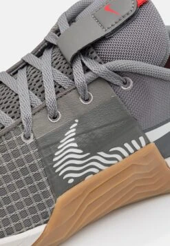 Nike Performance Metcon 8 Unisex - Trainingsschoen - Flat Pewter/Phantom/Med Brown/Light Crimson/Adobe/Cobblestone 17 Nike Performance Metcon 8 Unisex - Trainingsschoen - Flat Pewter/Phantom/Med Brown/Light Crimson/Adobe/Cobblestone -Herenkleding Winkel 8653a01698a24a95a9623ef62e1b4c07