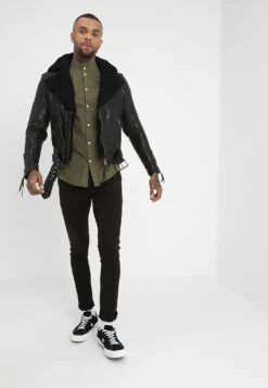 Pier One Muscle Fit Stand- Overhemd - Oliv 8 Pier One Muscle Fit Stand- Overhemd - Oliv -Herenkleding Winkel 8e9c51bf426c42dc80d9f93c87f3be7e