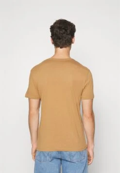 Pier One V Neck Bird Tonal 3 Pack - T-Shirt Basic - Light Brown/White/Dark Blue 13 Pier One V Neck Bird Tonal 3 Pack - T-Shirt Basic - Light Brown/White/Dark Blue -Herenkleding Winkel c3045c4974584ce79fdad9bc9c69a5c6
