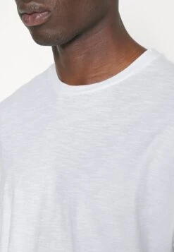 DRYKORN Eros - T-Shirt Basic - White 13 DRYKORN Eros - T-Shirt Basic - White -Herenkleding Winkel d39c06f4781743448f30018aac51f288