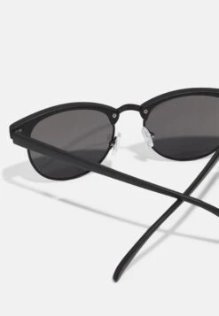 Pier One Unisex - Zonnebril -Black 8 Pier One Unisex - Zonnebril -Black -Herenkleding Winkel f41786acb4f54644b6e1caf49d70a762