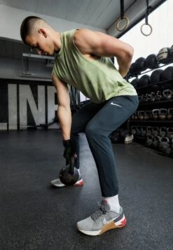 Nike Performance Metcon 8 Unisex - Trainingsschoen - Flat Pewter/Phantom/Med Brown/Light Crimson/Adobe/Cobblestone 12 Nike Performance Metcon 8 Unisex - Trainingsschoen - Flat Pewter/Phantom/Med Brown/Light Crimson/Adobe/Cobblestone -Herenkleding Winkel f6c86bbfea6c40d1986a63b73e7442ba