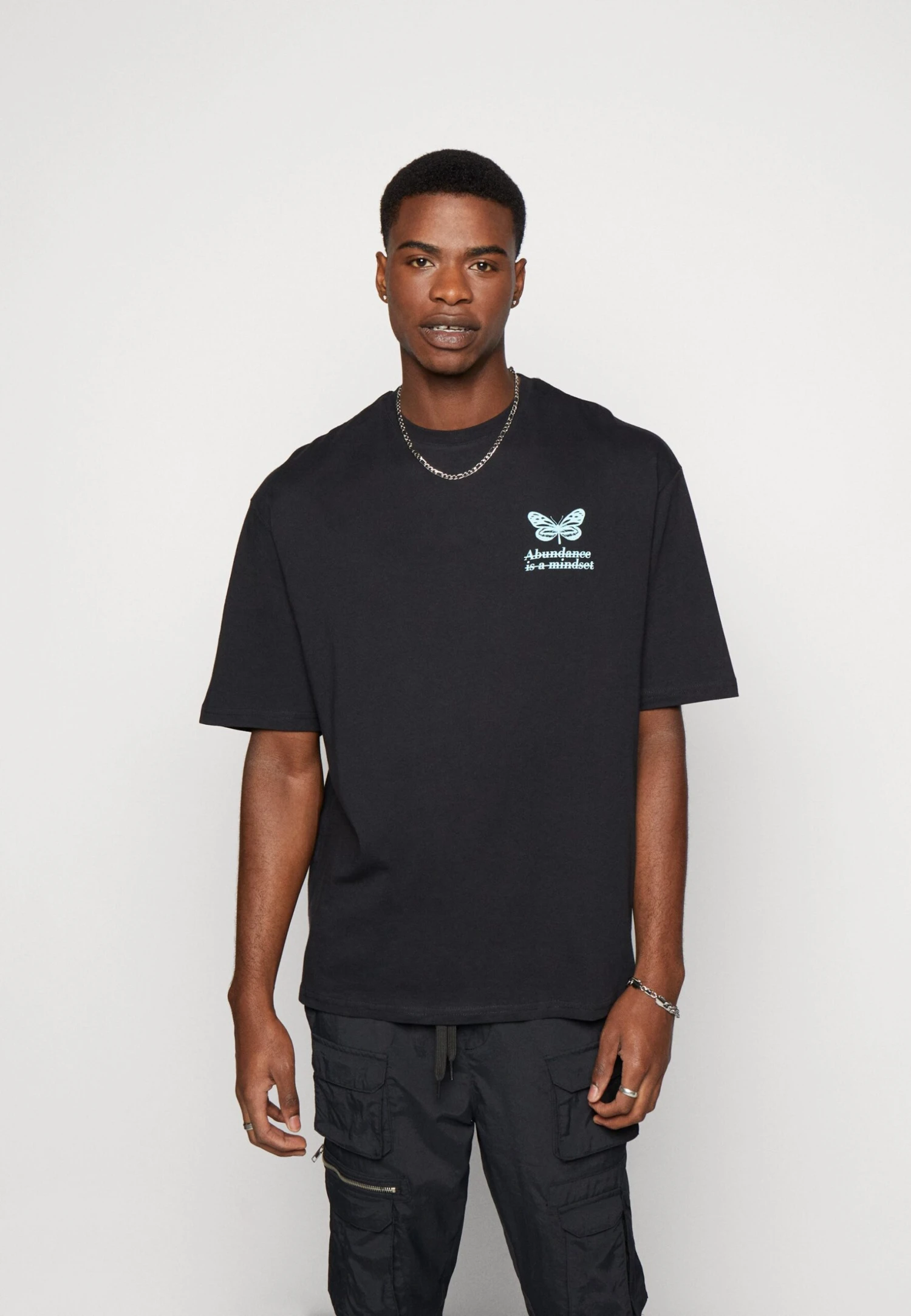 YOURTURN Chest Tee Unisex - T-Shirt Print - 802 - Black 3 YOURTURN Chest Tee Unisex - T-Shirt Print - 802 - Black